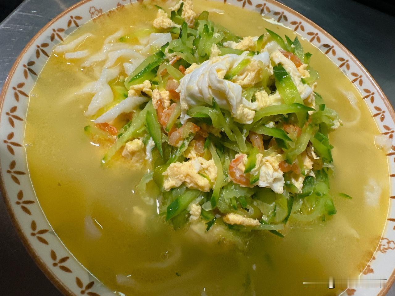晚饭手擀面🍜
中午包饺子的时候留出来一块面，上面抹油保鲜膜包起来放那里醒着，就