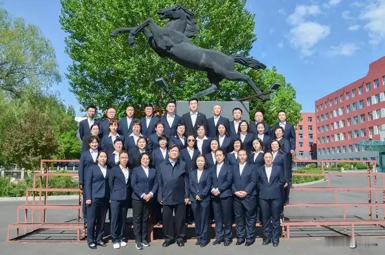 自从我来到头条
我才瞪大眼睛看到另一番情景
一说老师被处理
遭遇是横眉冷对千夫指