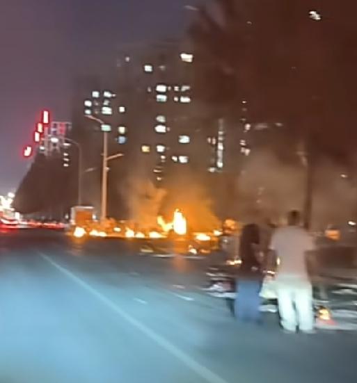 公共场所焚烧祭奠的那些人和给大白菜加甲醛的人是一样的。
一个是为了多挣点钱给食物