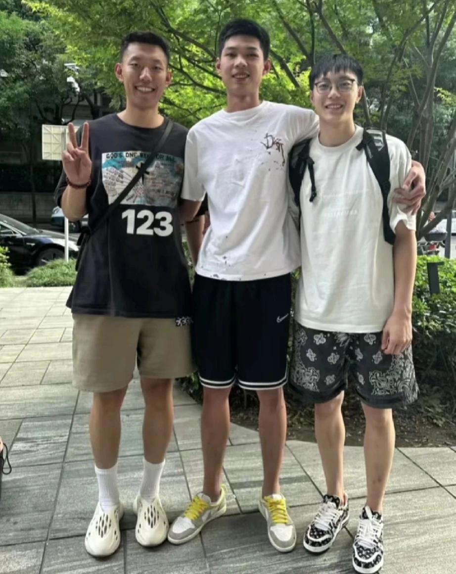 别看胡明轩只拿b类合同年薪不高，却也有不少钱花。

在昔日青年队友张泽龙晒的照片