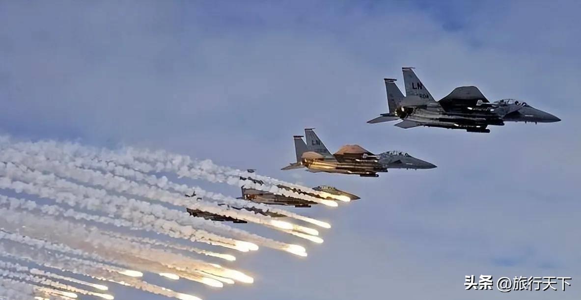 轰隆一声巨响，伊朗的损失非常惨重，以色列发出警告

来源:童话小驿站

训练机一