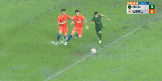 泰山队0-1落后，下半场换上场的李海龙在禁区线上犯规，在VAR提示之后，主裁判判