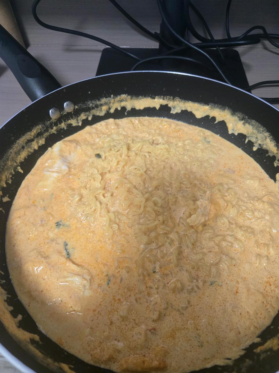 尝试了下用牛奶煮泡面，一升牛奶，担心水少了又补了两百毫升水，两包面，两个蛋。由于