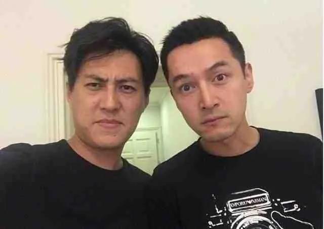 靳东待胡歌如亲兄弟，胡歌去靳东家里做客，靳东第一句话总是：来啦老弟！胡歌蹭饭蹭的