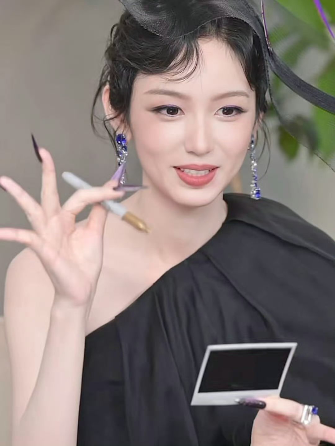 周也演我第一次做长美甲周也做长美甲签名 太逗了我也子 ​​​