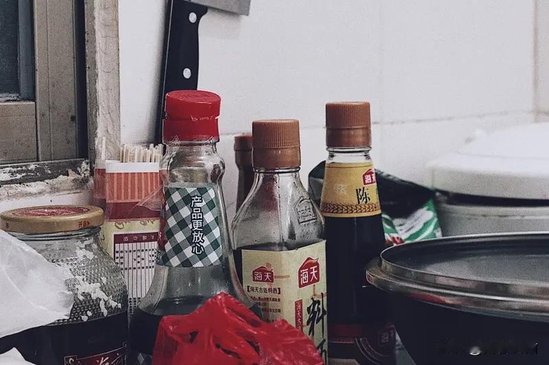 人没钱，活得是真累。日常为柴米油盐精打细算，像逛超市只能盯着打折区，买菜为一两块