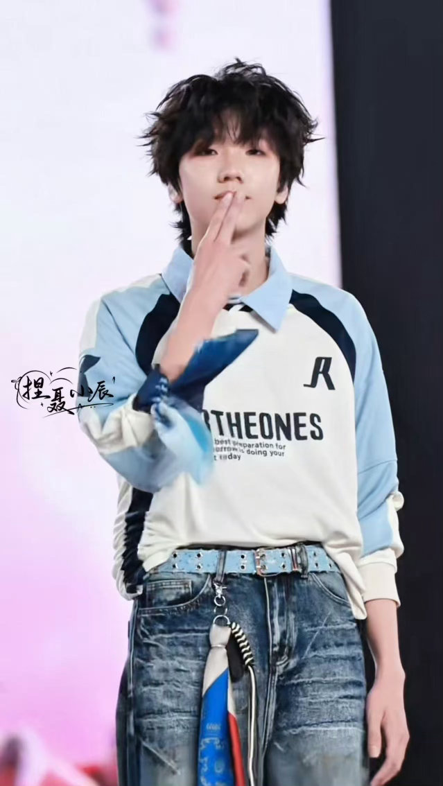 聂玮辰饭撒谁懂啊！粉丝举牌要LV，聂玮辰一个OK直接宠到底，这饭撒真诚又大方，很