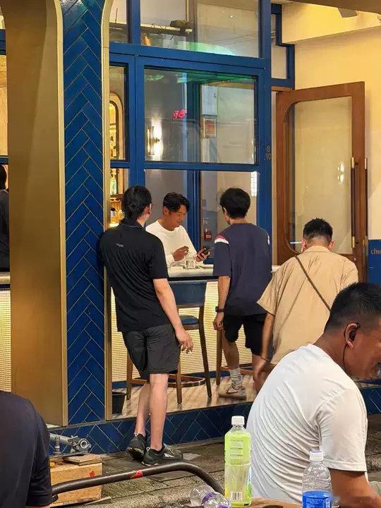 余文乐宣布离婚后首现身网友香港偶遇余文乐卫诗雅了~余文乐离婚后首现身这是余文乐宣