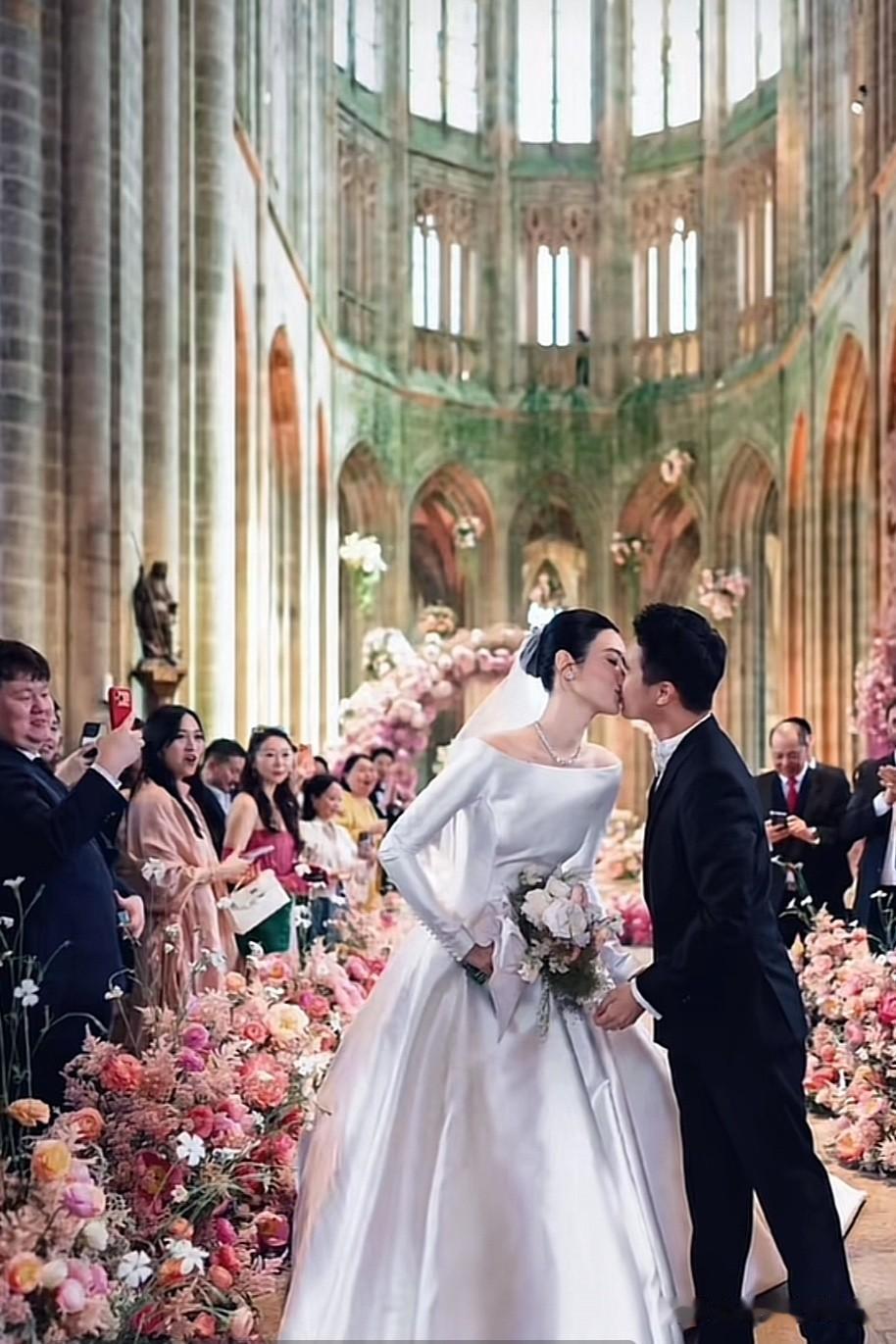 奚梦瑶的婚礼高调奢华，一身行头4500万，奚梦瑶妈妈一身白裙近5万。

真的贫穷