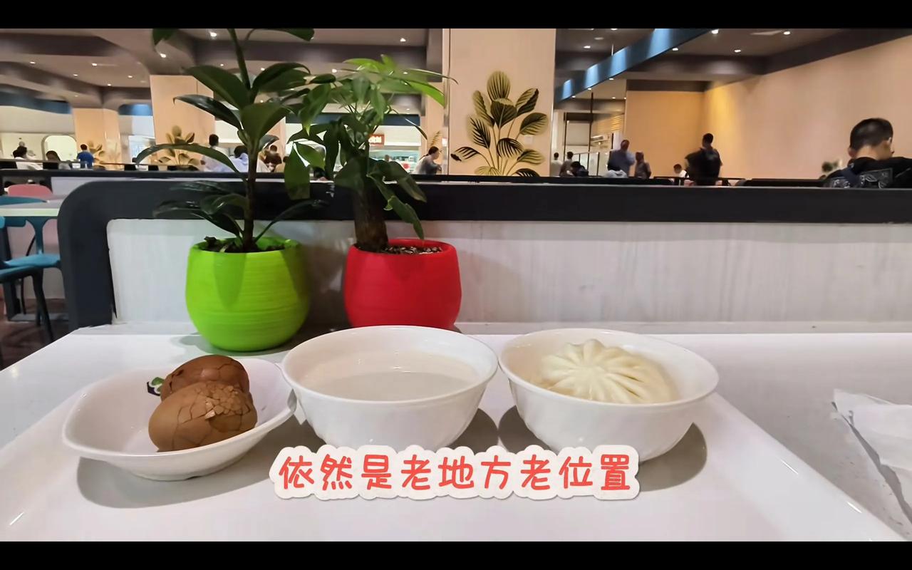 胡笑笑发了个视频，是怼黑粉的。你怼就怼吧，可别把你的粉丝说得那么差劲，说什么借着