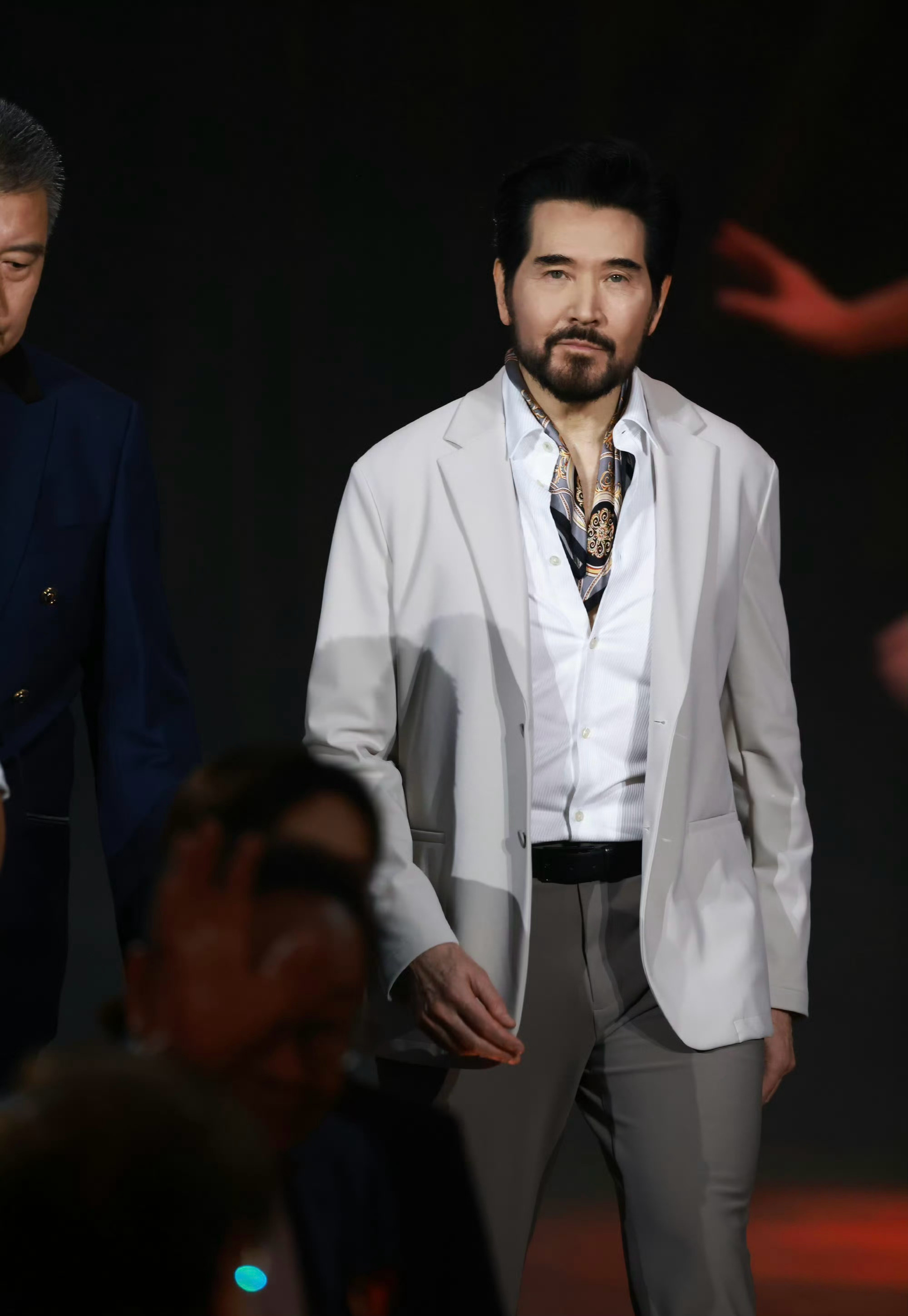 费翔男人装拍摄现场花絮镜头里的费翔太绝了！胸肌线条藏不住，络腮胡自带荷尔蒙，举手
