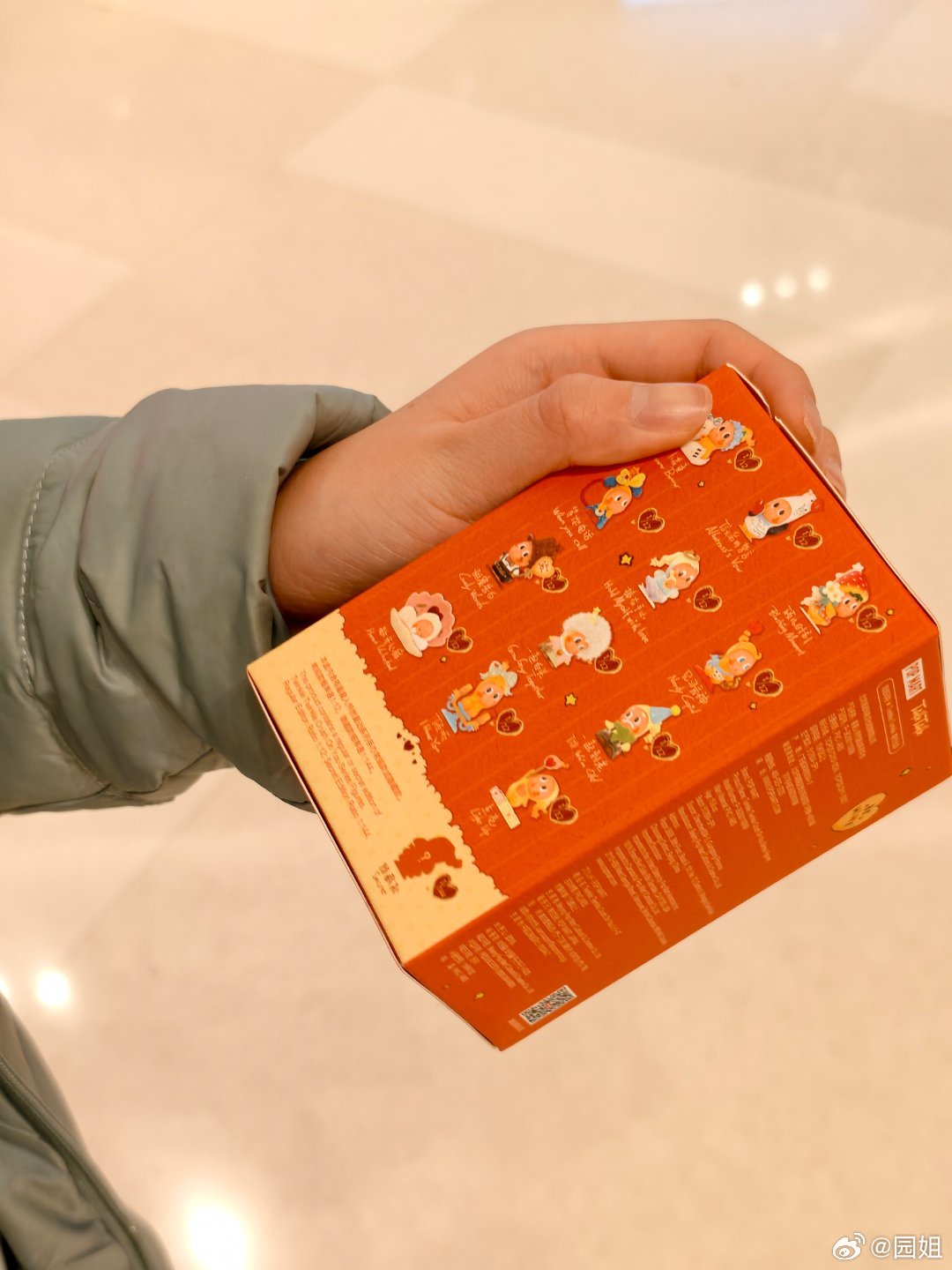 路过泡泡玛特看见星星人出新款了，好多人都在抢。小园园也抢到了一个