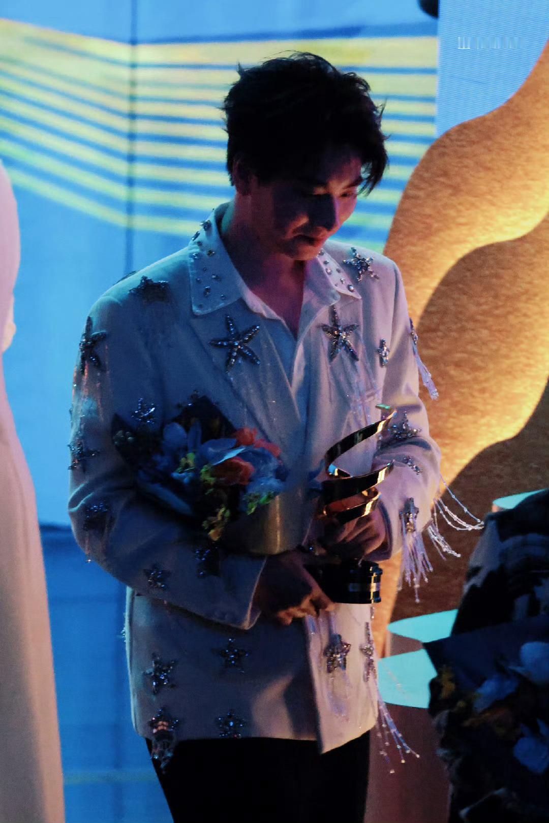 蔡程昱把星光穿身上 行走的星光画报！微博文化之夜 这身星星西装造型太绝！精致细节