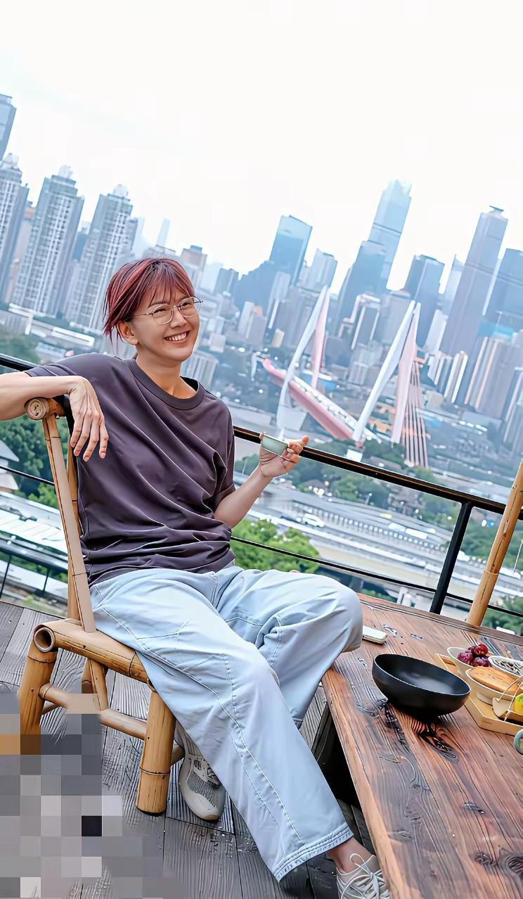 金曲天后孙燕姿，无美颜无滤镜
她的颜值并非顶尖，身材也不算绝佳，然而，她却是最接