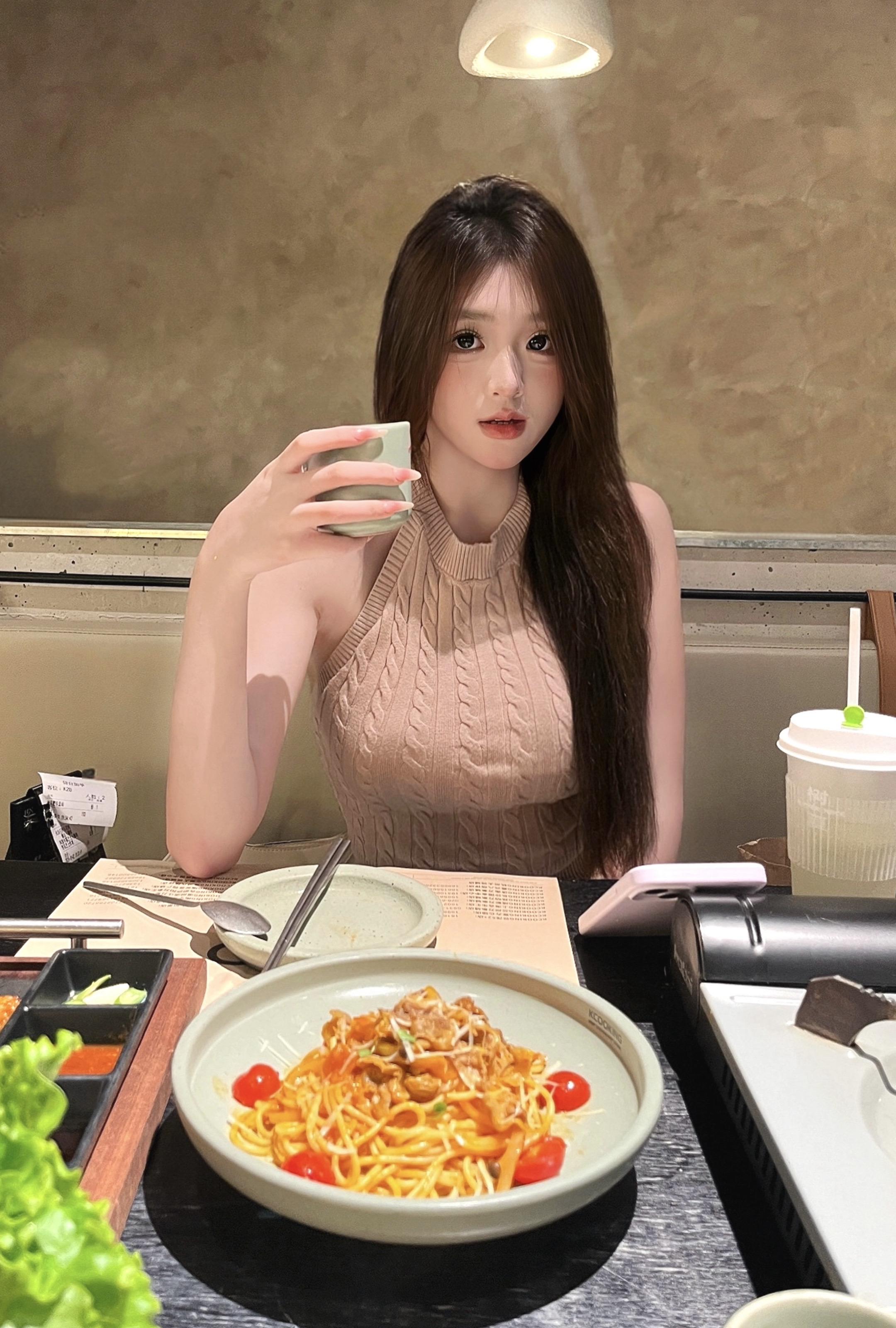 一起吃个饭吗。