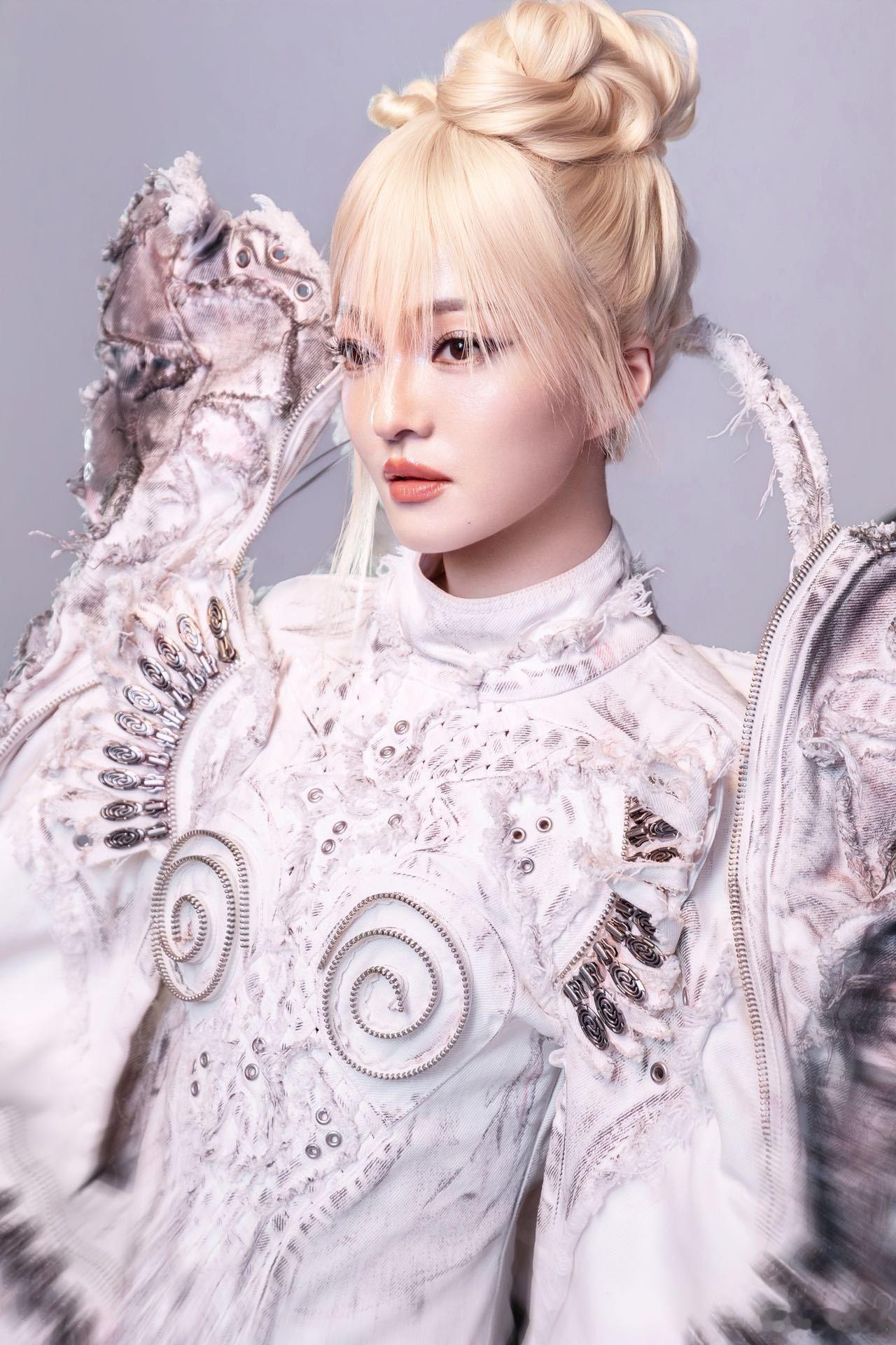 张韶涵玩家像素风手拿把掐张韶涵带着最新巡演来啦！「玩家」直接官宣31个城市，看得