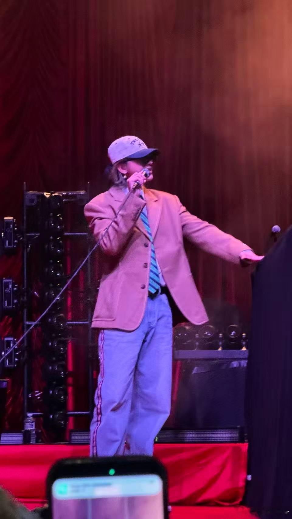 蔡徐坤时隔七年再巡回到伦敦 原来时间最好的参照物是蔡徐坤，七年伦敦再度相遇。在音