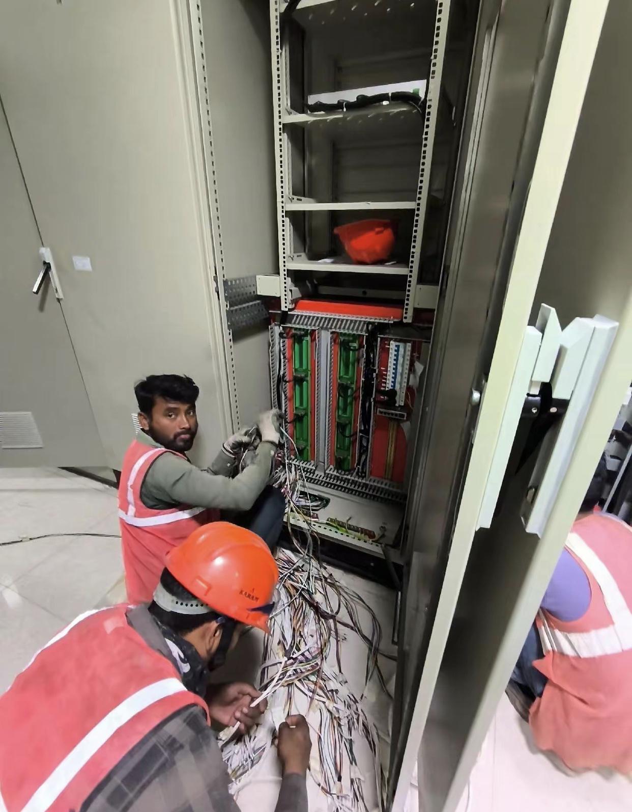 印度电工在某地对着账单在逐条维修故障电线，看他们的手法似乎是对电线维修不是很熟悉