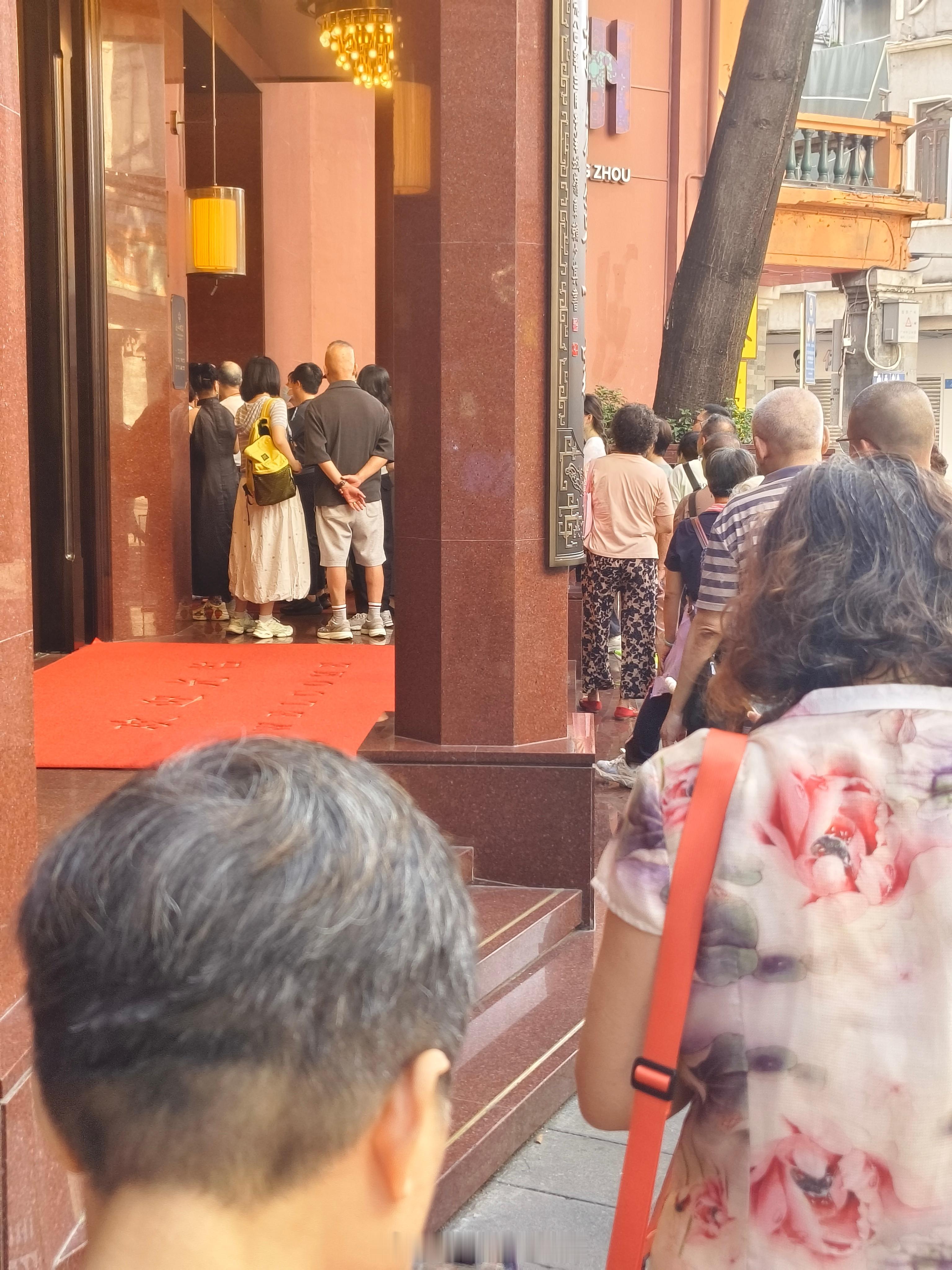 我知道早茶紧张，要跑过阿叔阿婆  所以来排队了  人生总要抢一次“鸡蛋”的 