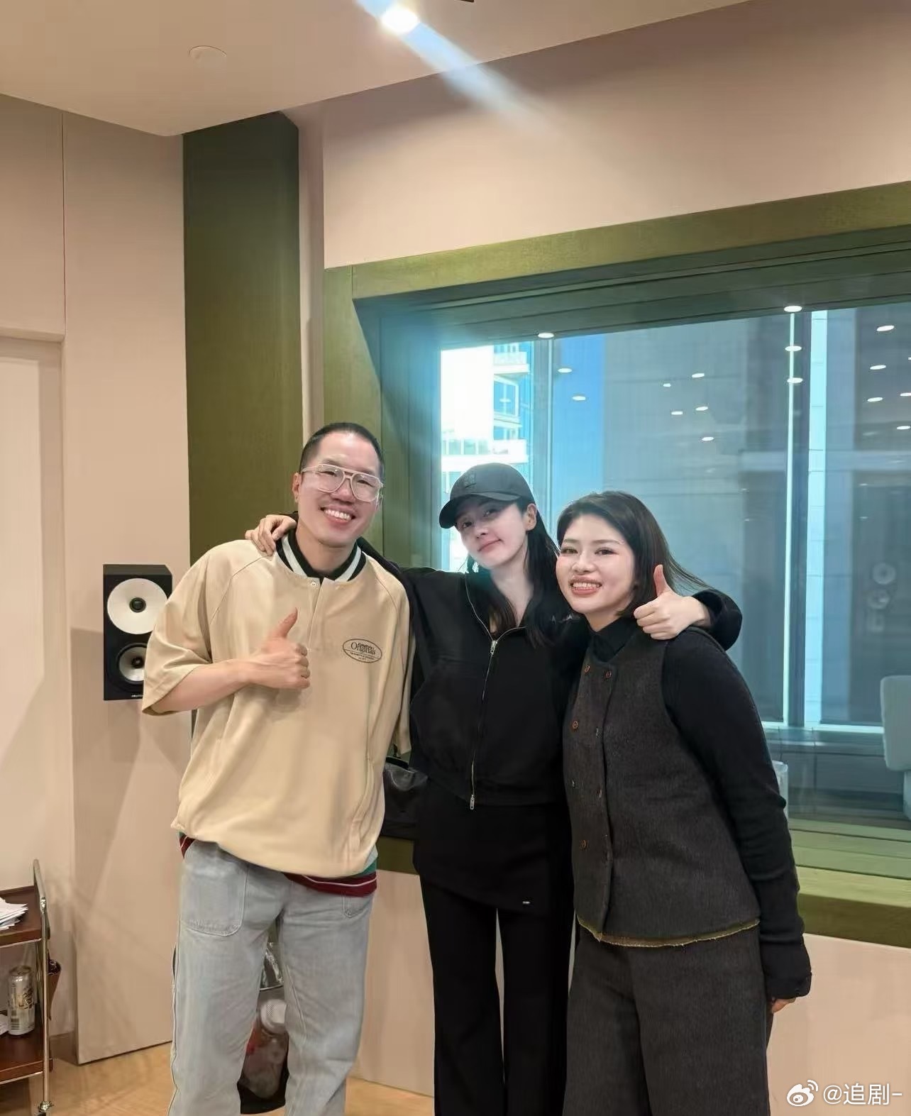 窦靖童欧阳娜娜是同一个声乐老师 超有缘分的同门同台！窦靖童个性唱腔碰撞欧阳娜娜细