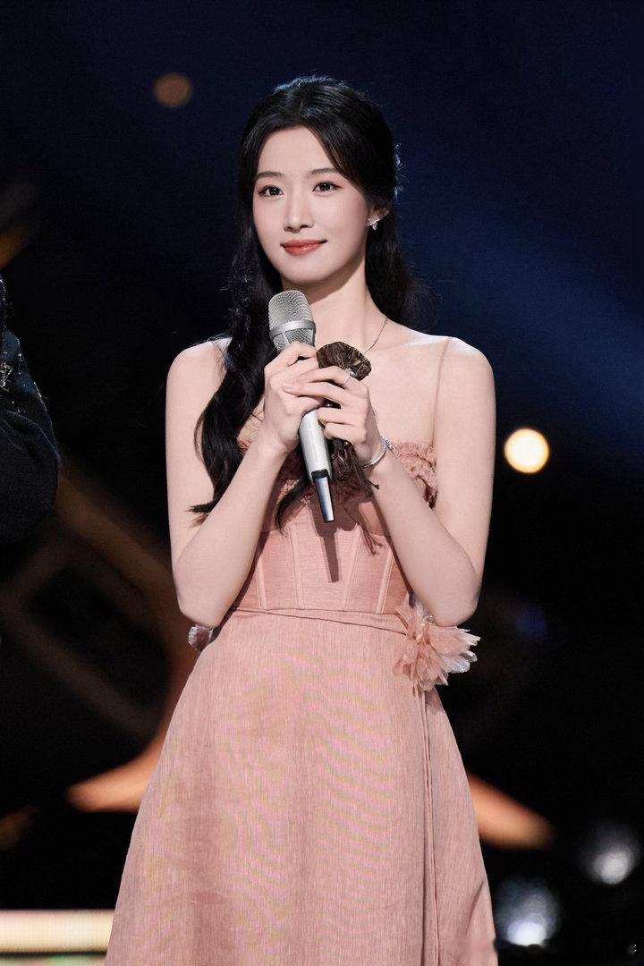 卢昱晓通过黄晓明爱心基金会向广西捐赠物资，驰援广西水灾 