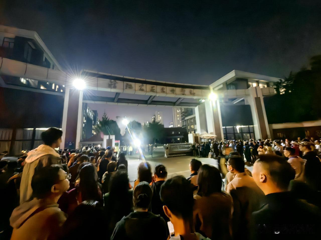 是不是不管孩子多大东北的家长都接孩子？
不只是沈阳吧？
南方的中学生家长接不接？