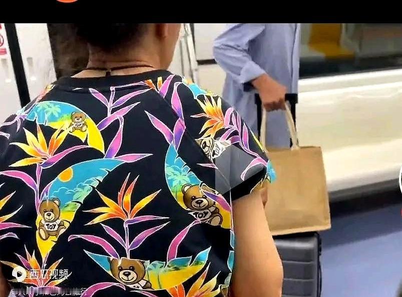 行李扛得最多的人连牛肉干都买不到

原来在67%的中国家庭里，父亲就是那个自带苦