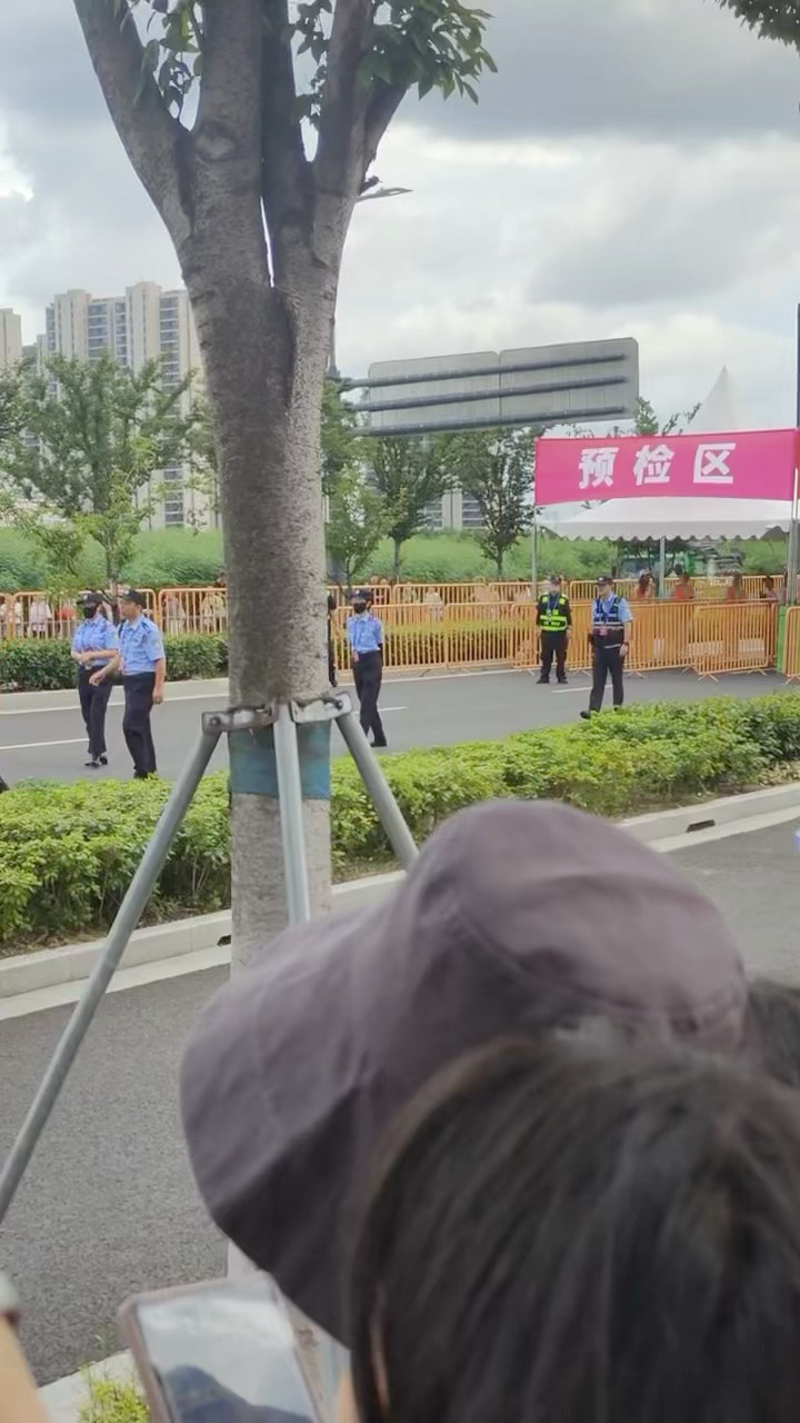 太震撼了！一眼就看出来全是成毅粉丝，绿油油的，iejj的爱永远拿得出手，最美的奔