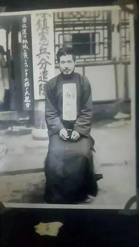 当年，鬼子拍完下面这张照片，将刺刀捅向他的胸膛。突然，战士狠狠握着鬼子的刺刀，瞬