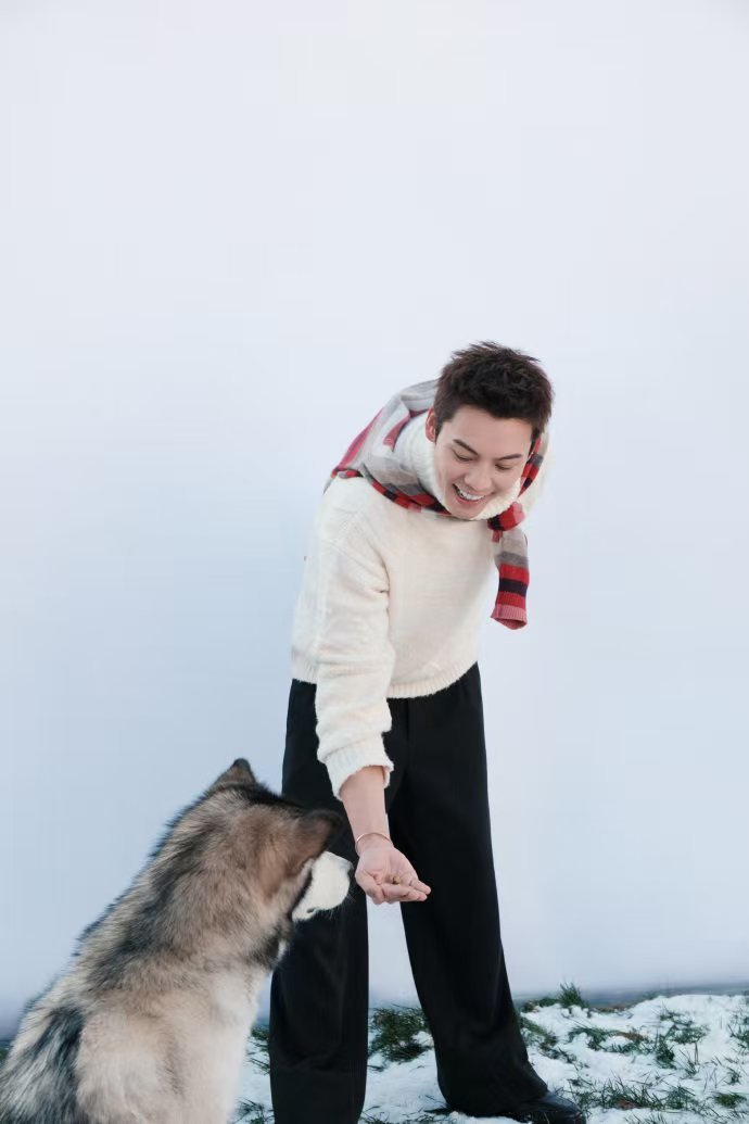 陈伟霆 它咬了你我立马下班 陈伟霆这梗太妙啦！期待他之后解锁更多欢乐场景，内娱有