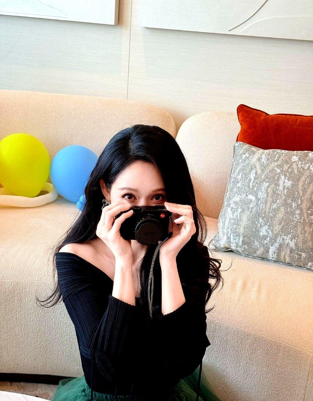 各位47岁的陈乔恩，状态真绝了！

提前庆生，照片里她头戴金冠，被鲜花气球簇拥，