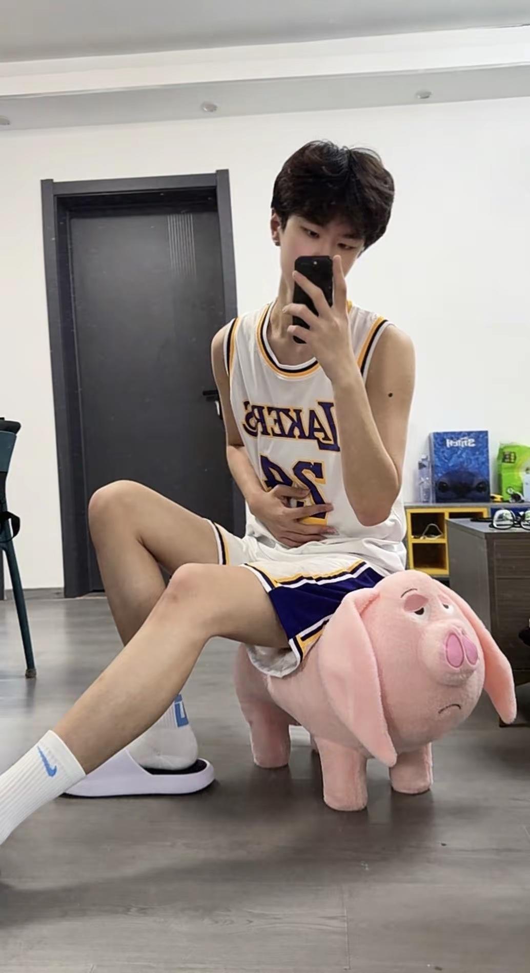 男生篮球运动风穿搭 篮球短裤