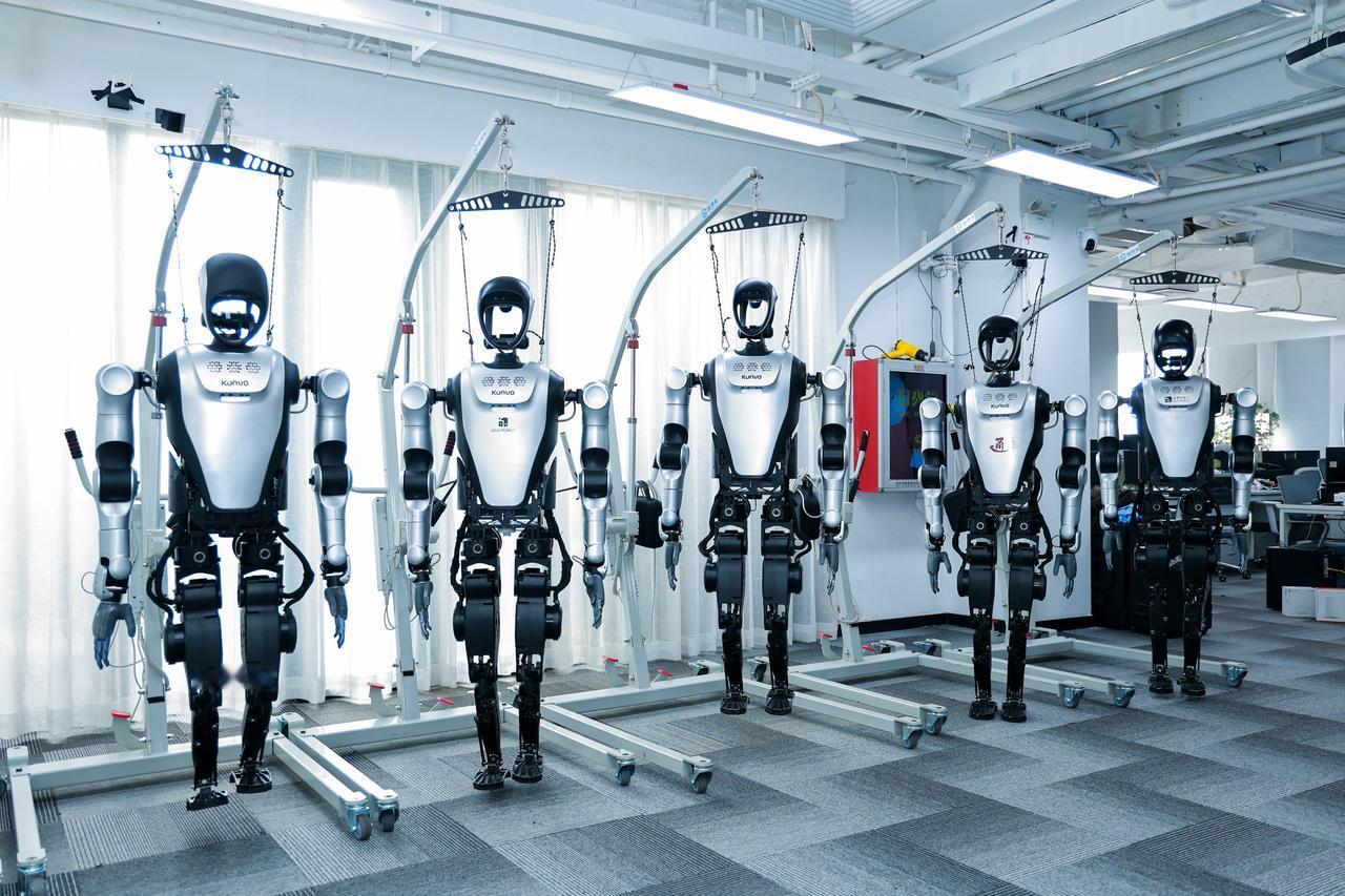 首个5G-A人形机器人火炬手“夸父”亮相十五运。
11月2日，十五运会深圳火炬传