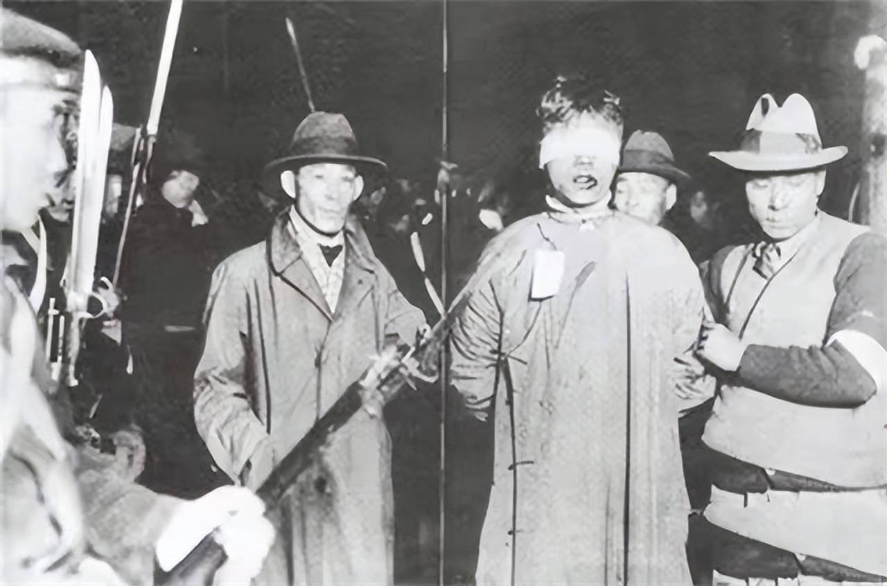 大汉奸李士群被日本人毒杀，妻子不服，日本人：你和丈夫手下通奸
你要是把“汉奸”这