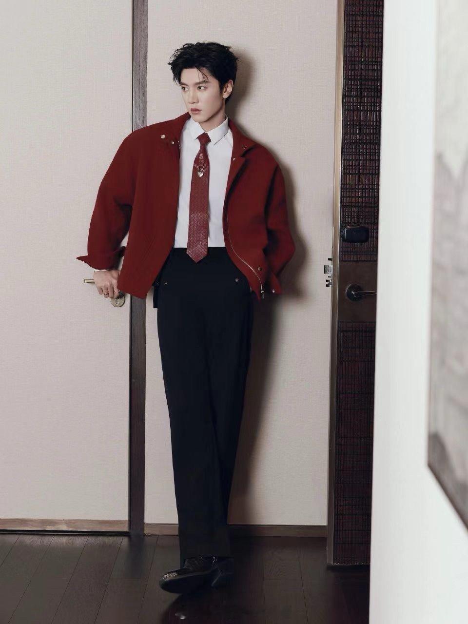 陈哲远不愧是内娱财神 陈哲远穿红色属于“有效上分”！把财神的吉利和帅哥的贵气完美