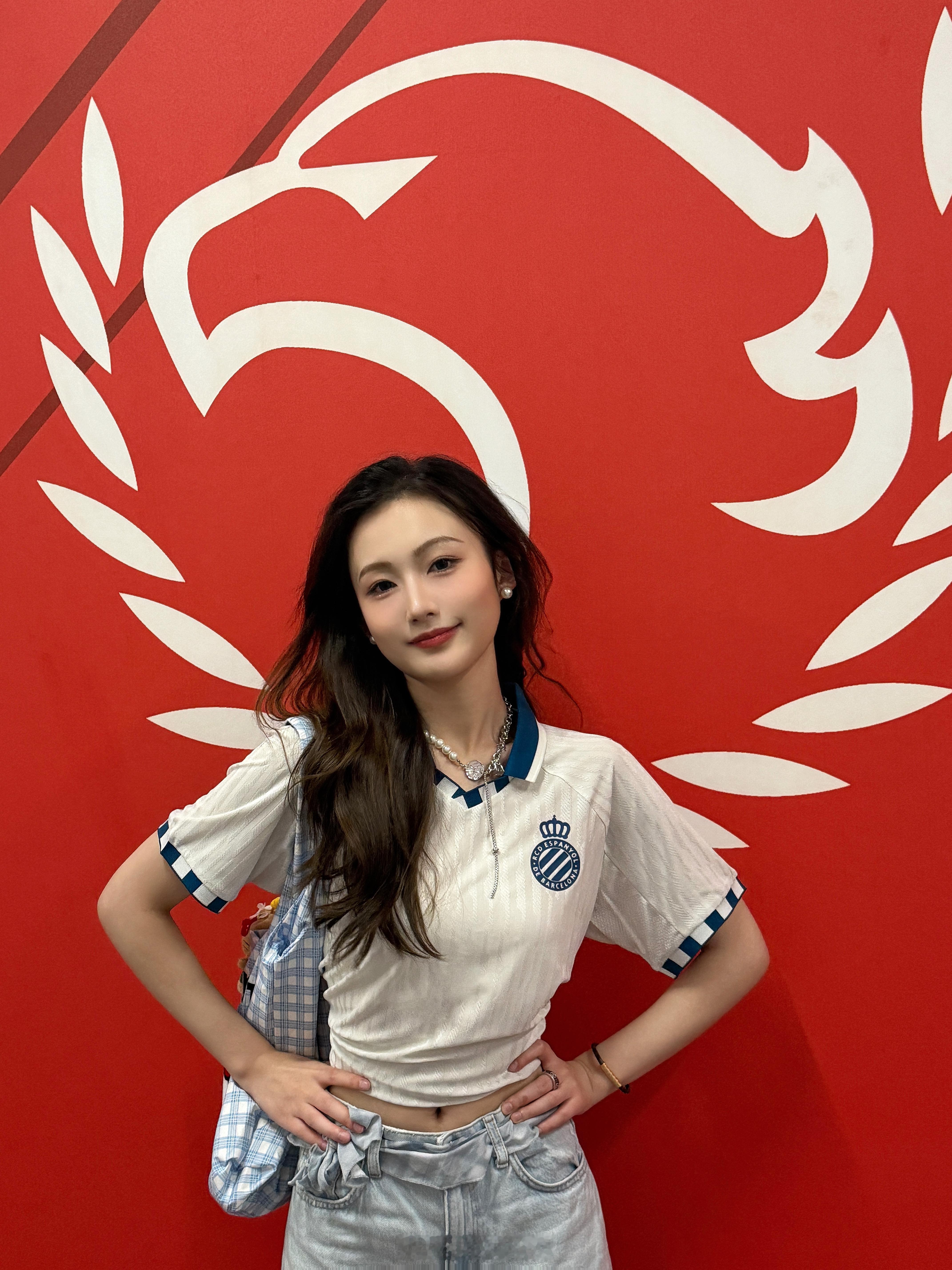 足球⚽️女解说看球ootd ⚪️🔵穿西班牙人球衣去海港主场应该没问题吧！！！！
