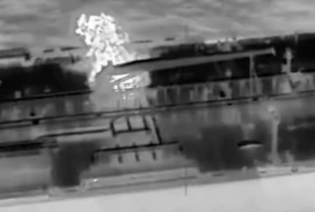 这一事件包含三个方面情况：

乌2000公里突袭俄巨轮

2025年12月19日