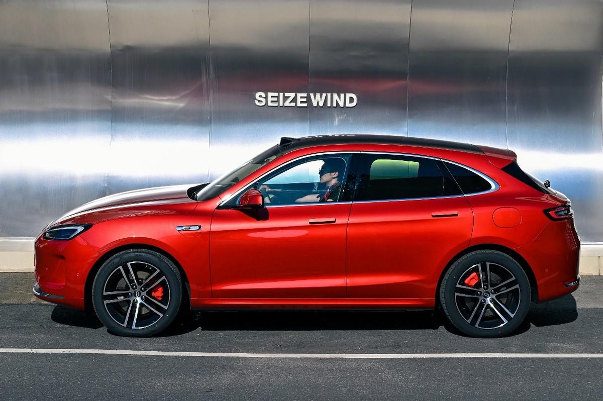 完了，计划20多万买车的我被问界新M5 Ultra跃影红迷住了，高饱和度红太帅了