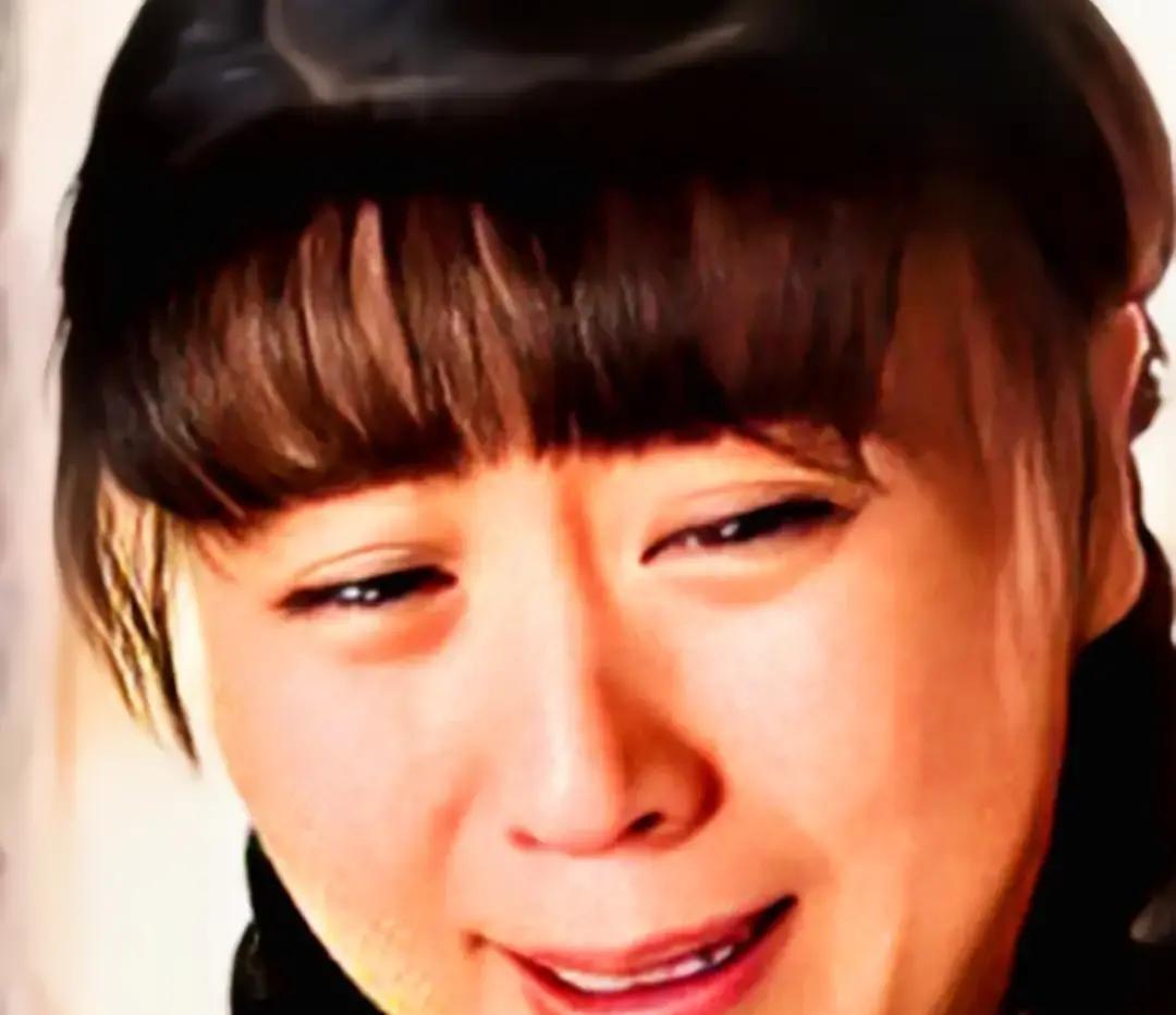 同样的地下室，泡面味还没散。
闫学晶当年的诉苦，如今被剪成豪宅对比。
争议核心是