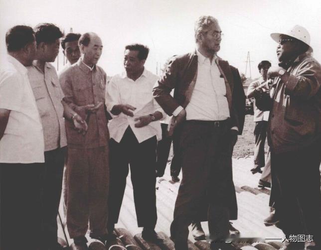 1982年6月25日，荣毅仁视察大庆油田时同大庆油田1216钻井队工人交谈。