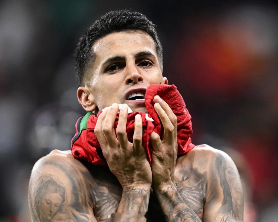 罗马诺消息，坎塞洛将在短期内决定未来，和经纪人门德斯的对话正在进行中。报道称，国