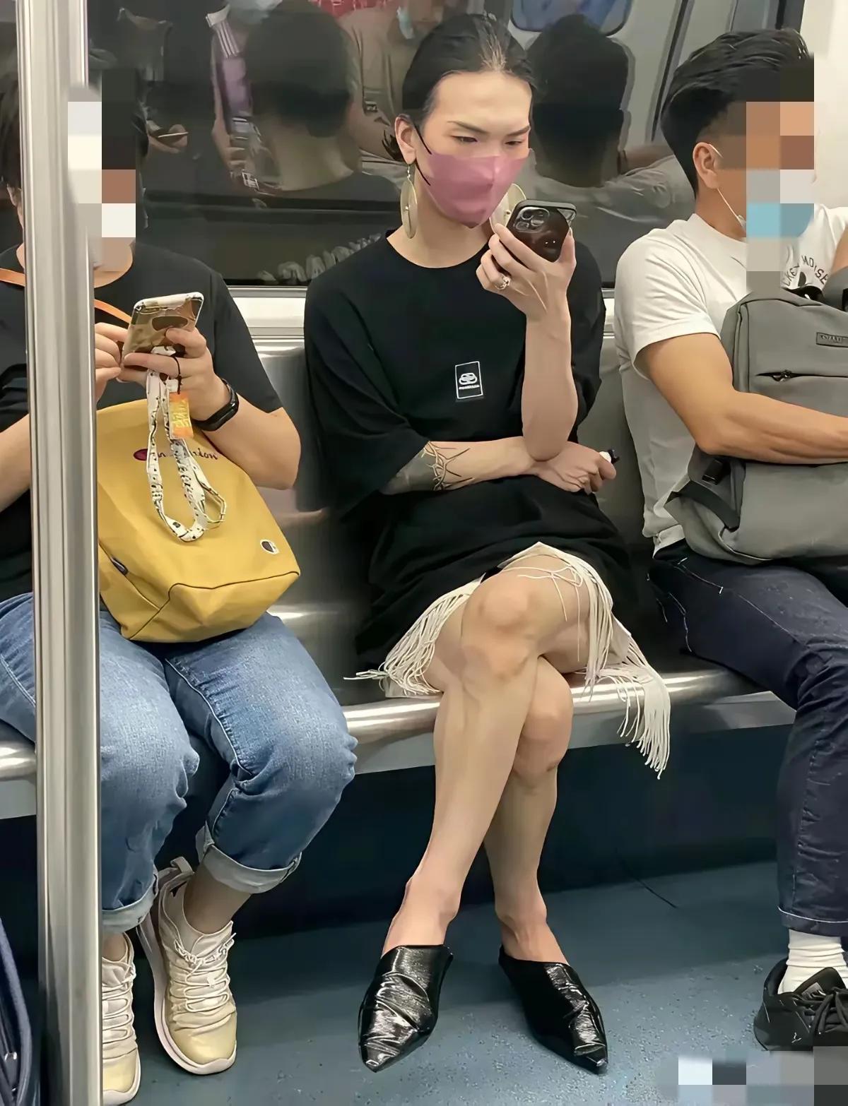 我滴个天哪！这是哥哥还是姐姐？看了半天愣是没看明白……[笑哭]