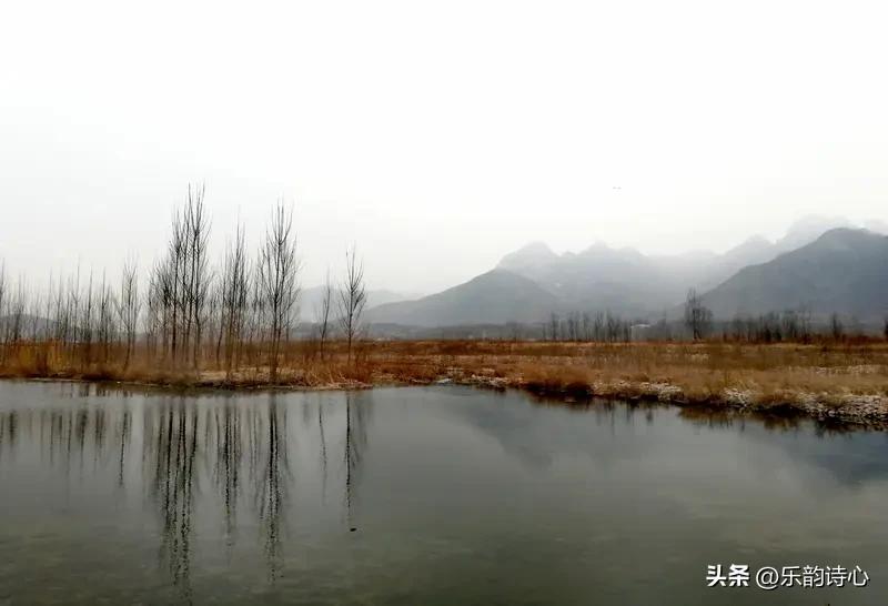 上联：冬去山明水秀，下联：请你来春至草长莺飞。“春至”对应“冬去”，点明时间变化