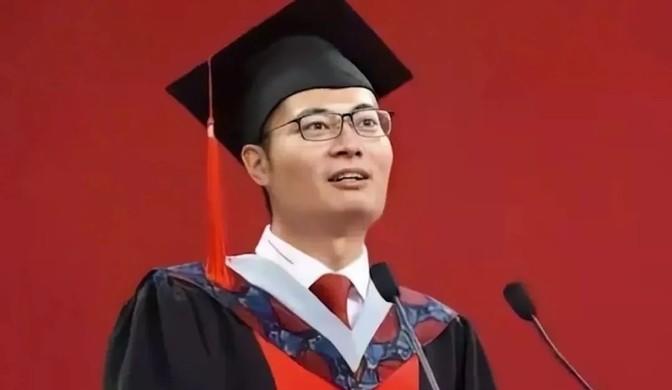 1999年，北大博士王永强移民美国后，整整20年都未回国。母亲病危时，他也拒绝探