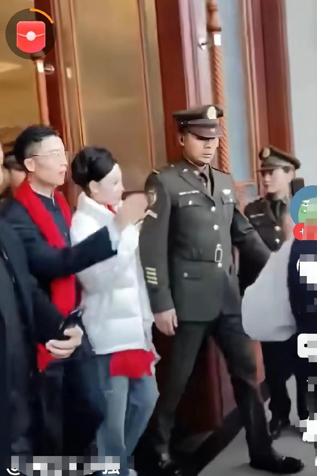 让老百姓误会太大了，“军人”都能做他的保镖了？如果对这种人再无休止的宣传下去，想