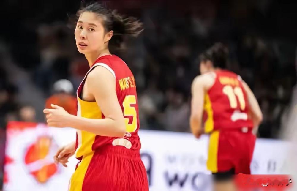 女篮狂胜20分，场上最尴尬的，却是00后新队长。
9月8日这场球，中国队71比