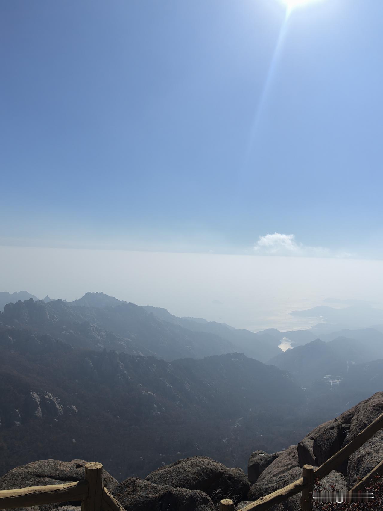 上联：说东道西品清茶.请续下联！登高望远观云卷