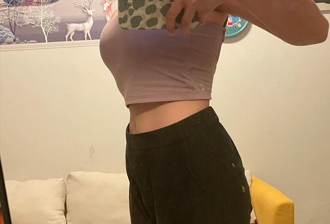 内蒙古，44岁女主播与人连麦直播时，裸露腹部向粉丝展示其售卖的减肥产品效果后，整