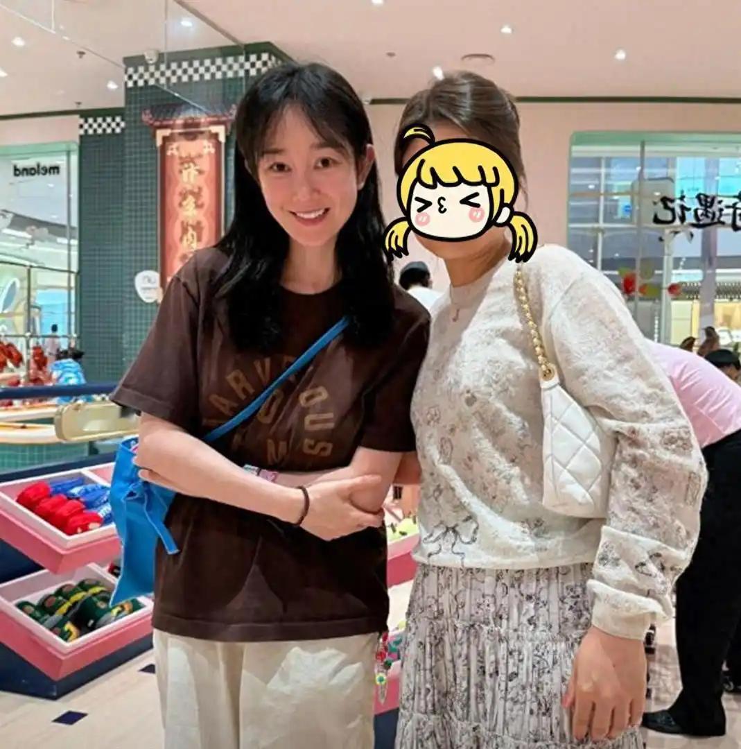 张檬回郑州娘家，和小五带儿子在游乐场玩，素颜仍愿意与粉丝合影 ​​​