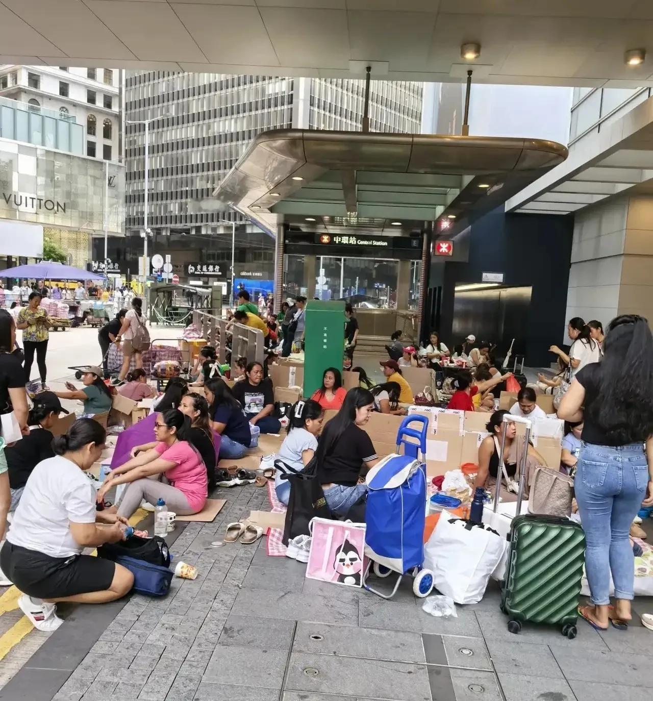 支持香港菲佣制度的，不懂什么叫规则的力量。反对的，不懂内地家政工多难。

510